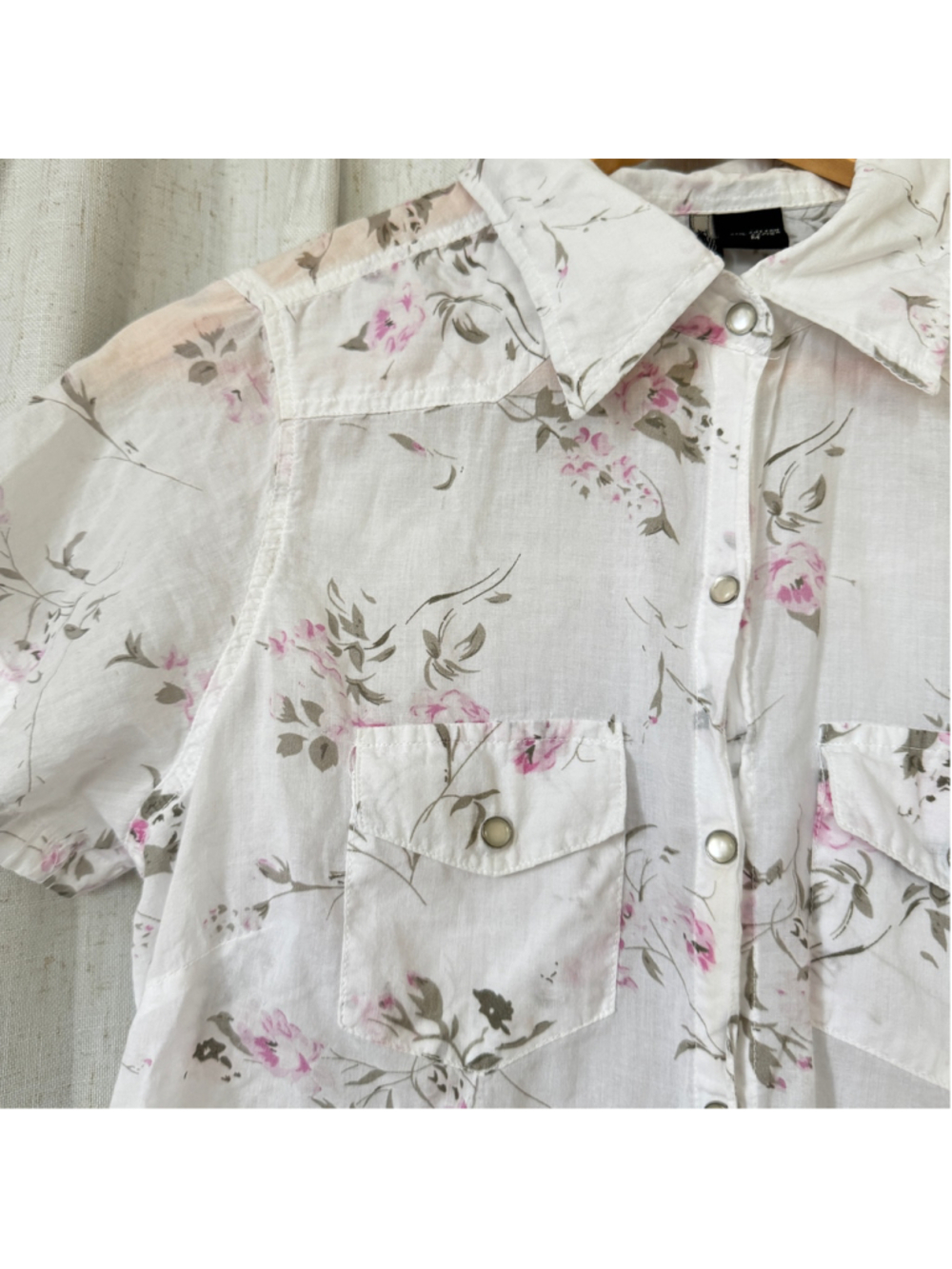 Passport • vintage cotton floral button up w/ iridescent snap buttons • Size: M - Picture 2 of 9